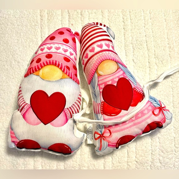 ❤️Gnomes💘2-Throw Pillows/for Valentine’s Day!💝 💌 - Picture 1 of 9